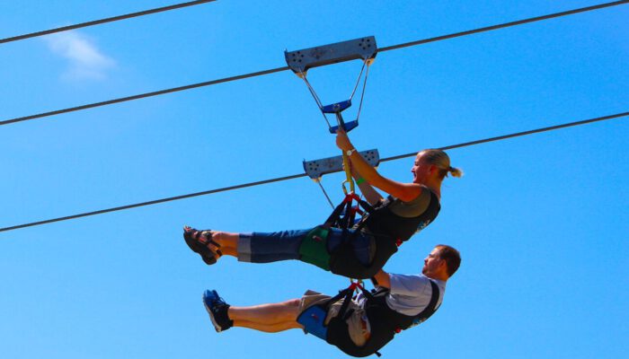 Highflyer zipline mid aire couple